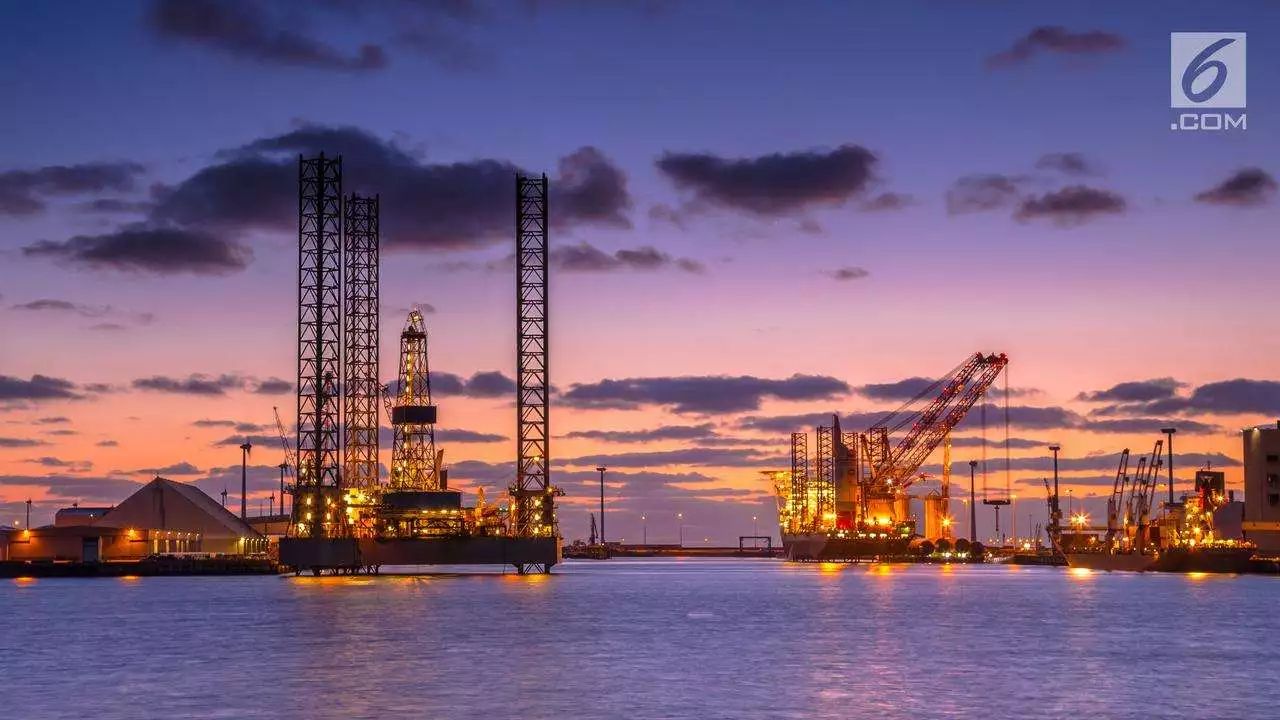 tambang minyak offshore sebagai ilustrasi harga minyak melonjak