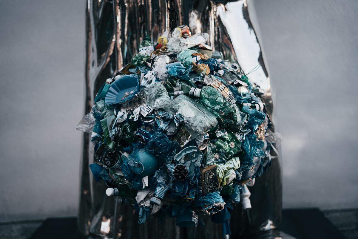 Gambar tumpukan limbah plastik sampah