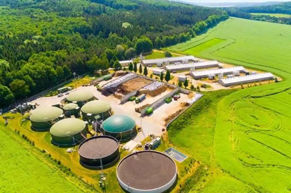 reservoir tank dan pabrik untuk ilustrasi produksi biomassa