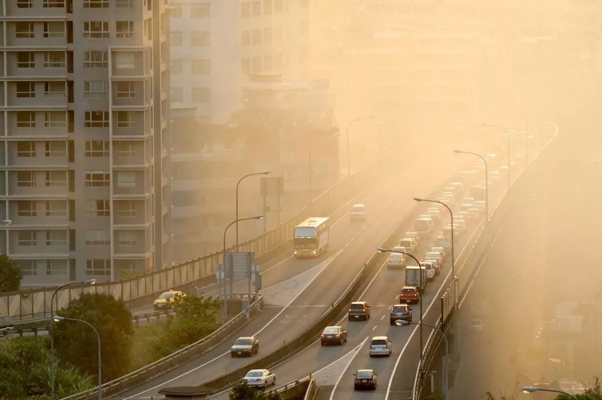 Dampak gas rumah kaca pada wilayah perkotaan karena efek rumah kaca dan polusi akibat asap kendaraan bermotor.