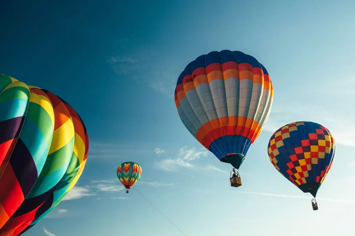 Transportasi udara tradisional adalah balon udara yang menjadi destinasi pariwisata