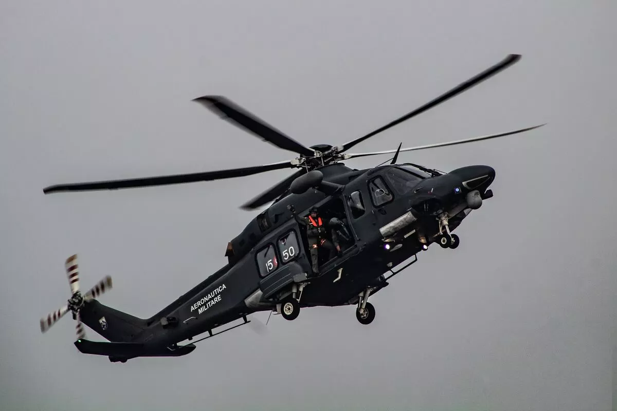 Transportasi udara pesawat helikopter berwarna hitam