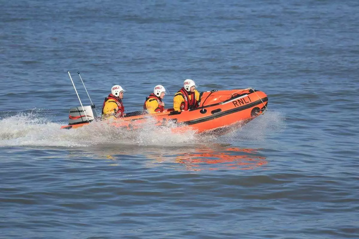 kapal penyelamat berwarna orange sedang berpatroli
