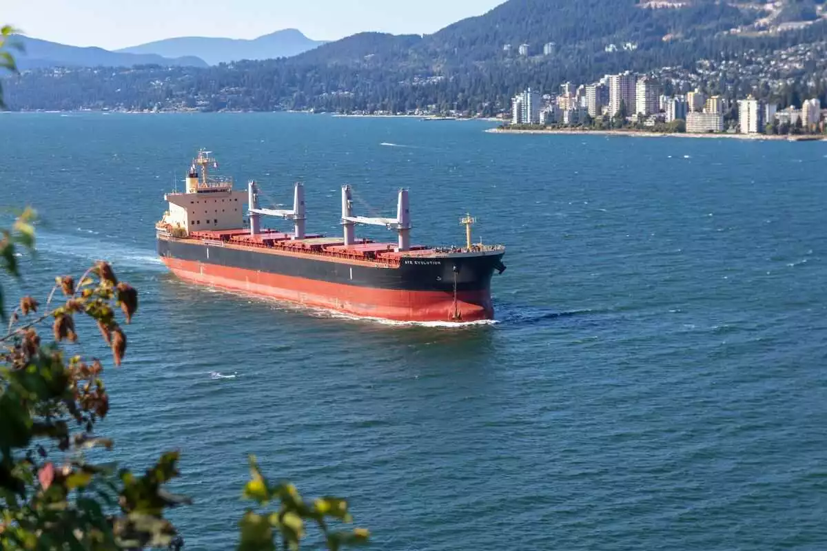 Kapal tanker sedang mengarungi lautan dengan bermuatan minyak