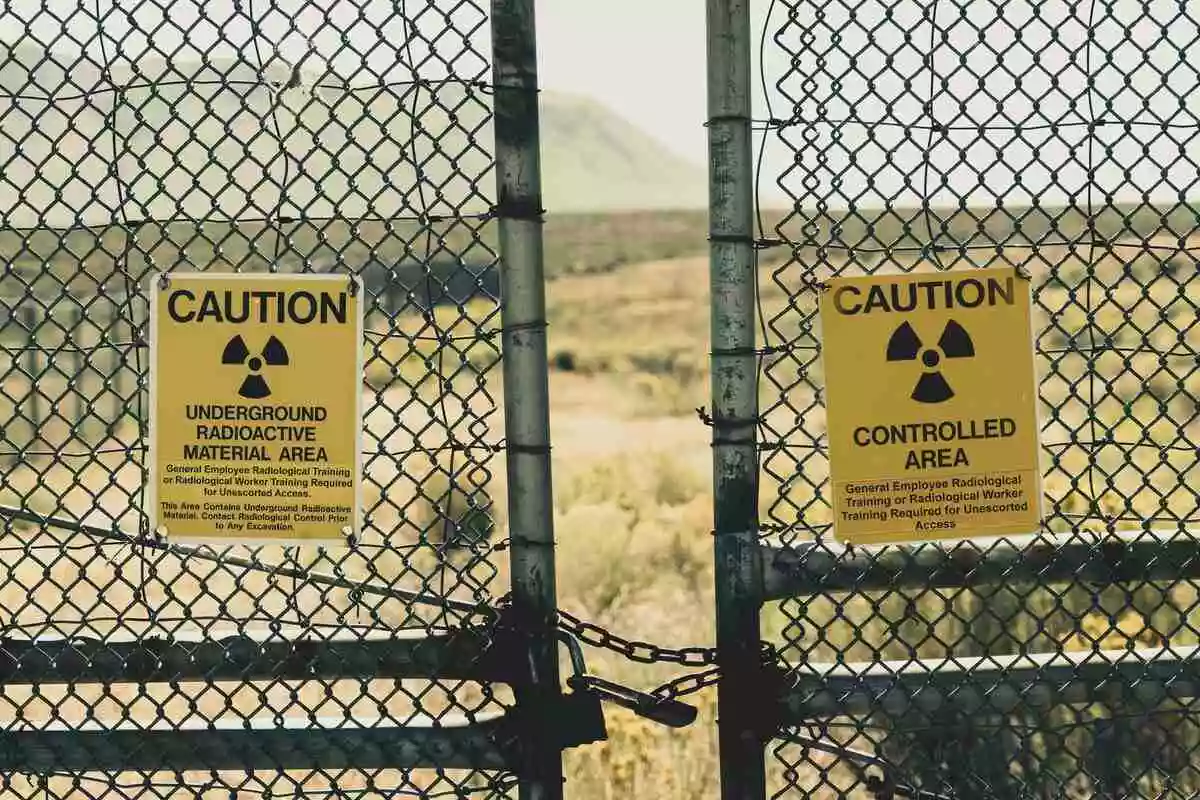 tanda aradioaktif dipasang di area pltn energi nuklir 