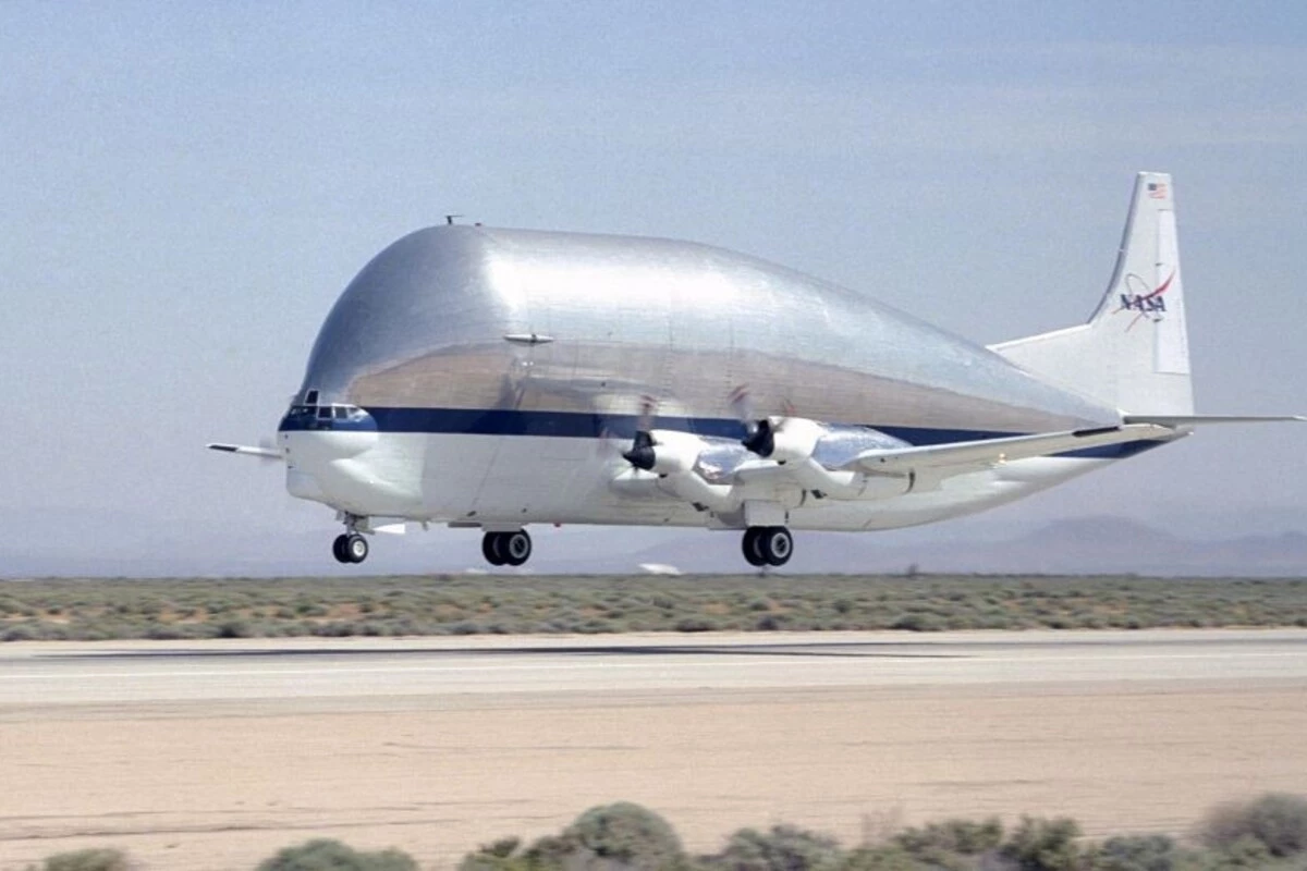 pesawat kargo Aero Spacelines Super Guppy berbentuk seperti ikan guppy