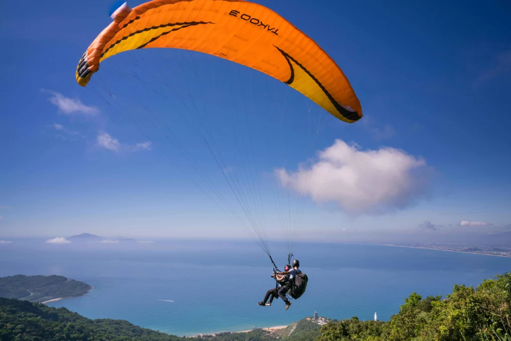 Olahraga paragliding sebagai contoh penerapan energi angin