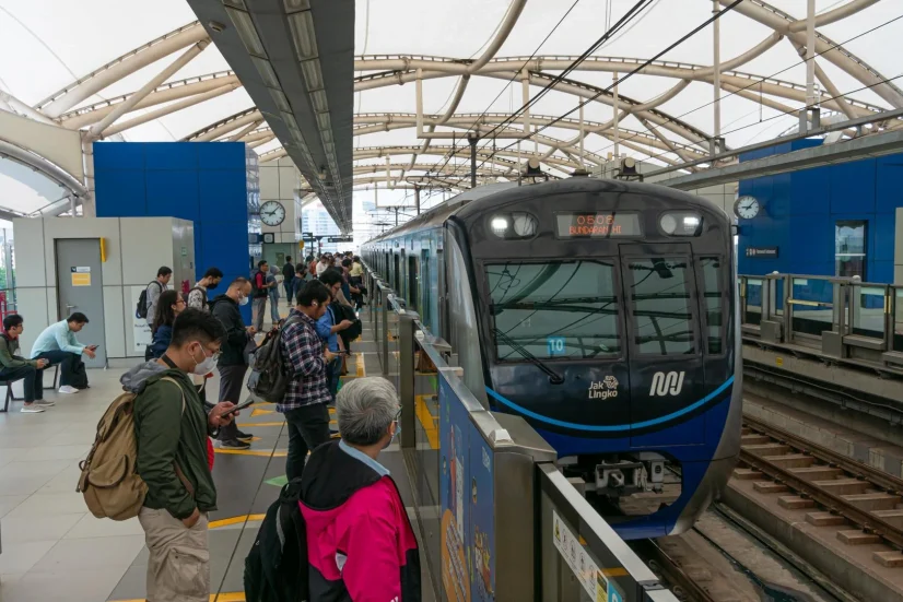 MRT di Jakarta yang menggunakan energi listrik 