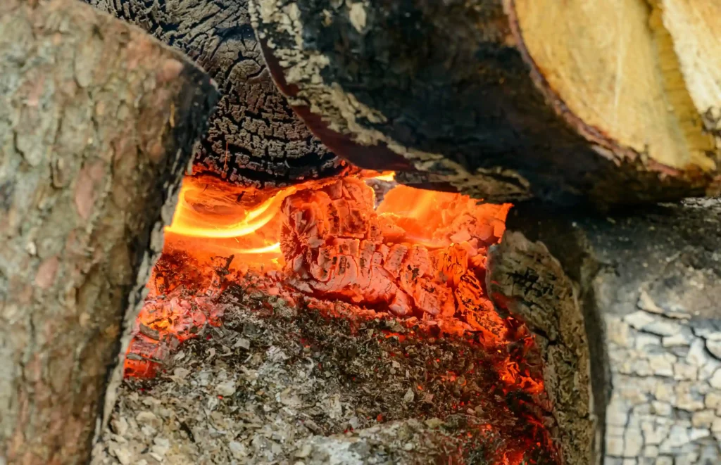 Kayu terbakar yang memerlukan energi termal