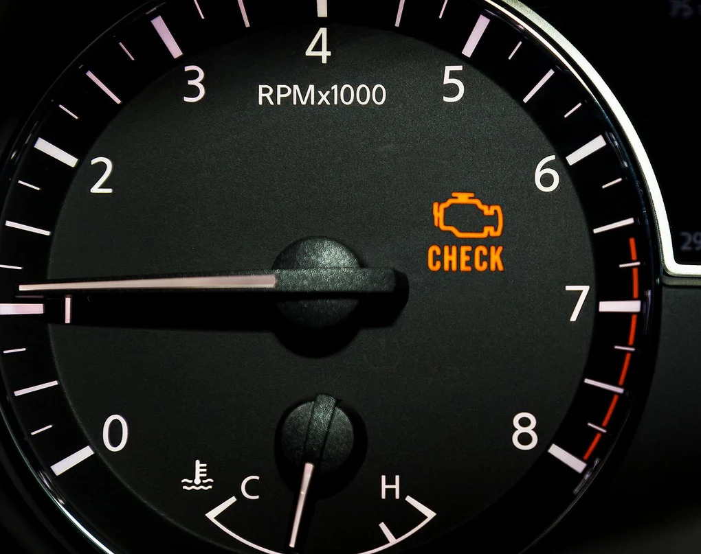 Check engine light sebagai penanda pada fungsi tutup tangki bahan bakar 