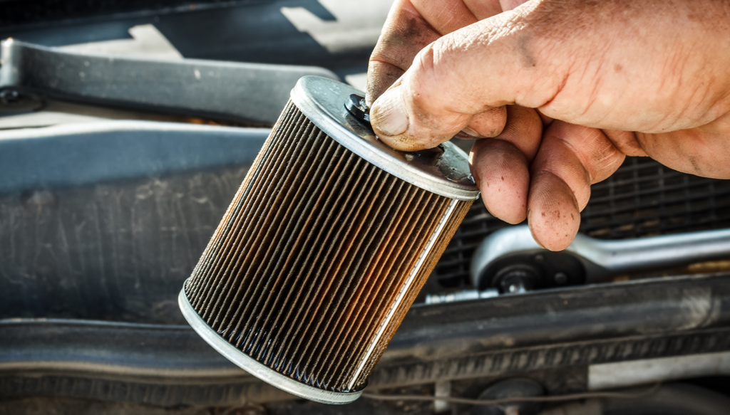 ilustrasi perbedaan fuel strainer dan fuel filter