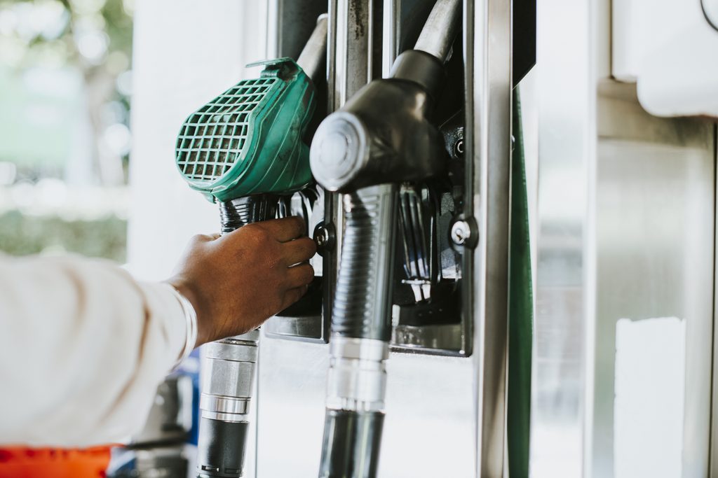 Cara Menyimpan Solar & Biodiesel B50 di Tangki Industri agar Tidak Terkontaminasi man grabbing fuel nozzle refuel his vehicle